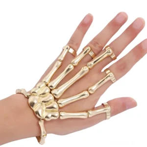 Goldfarbenes Skeletthand Sklavenbracelet Vorderansicht auf weiblicher Hand vor weißem Hintergrund, zeigt poliertes Metallfinish und passende Fingerringe mit luxuriösem Glanz