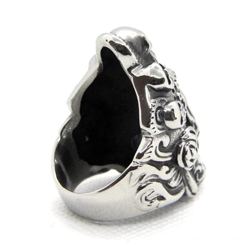 Vintage Skull Biker Ring Innenseite zeigt polierte Edelstahloberfläche im Kontrast zur gravierten Außenseite