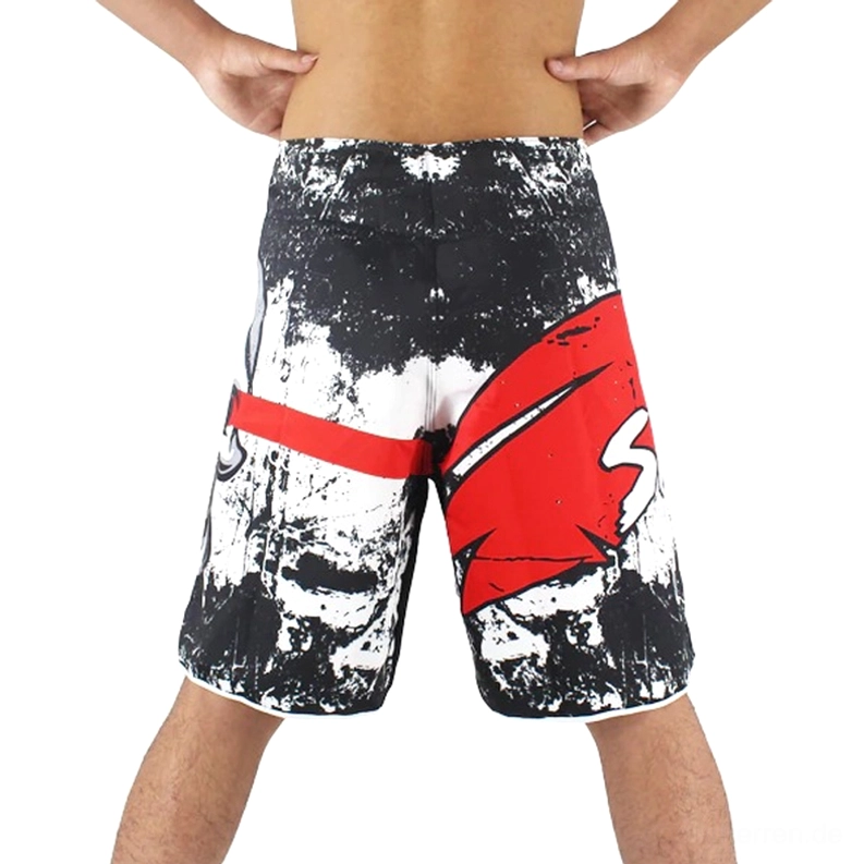 Rückansicht der schwarzen Gothic-Trainingsshorts mit rotem Totenkopf-Kreuz-Print auf der Rückseite und Kontrast-Saumlisten-Kante-Detail