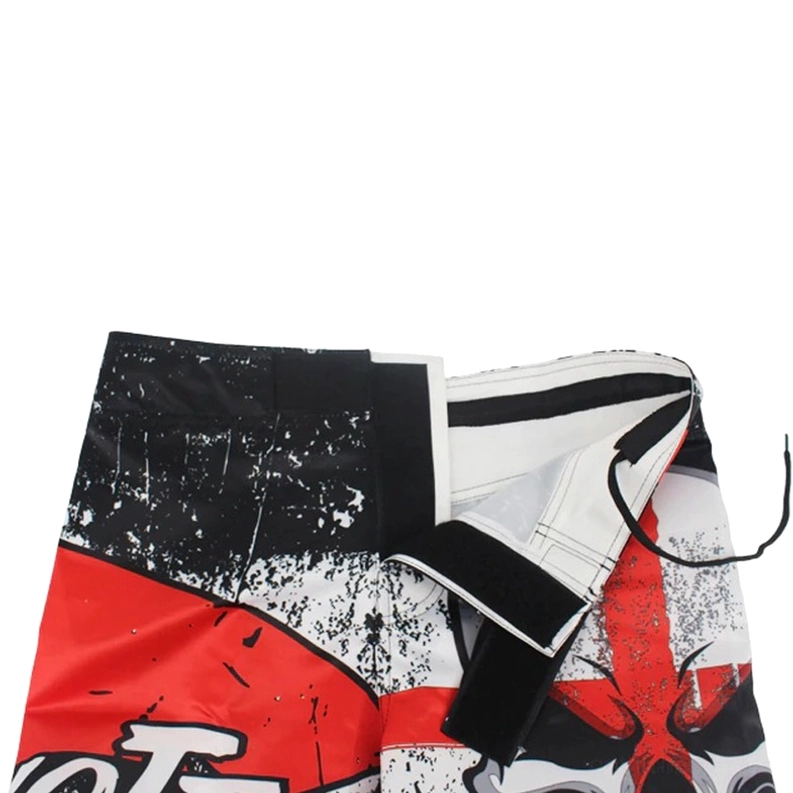 Flache Nahansicht der abgenutzten schwarzen Gothic-Shorts mit großem zentriertem rotem Totenkopf-Kreuz-Print und sichtbaren Stoff-Distressing-Details