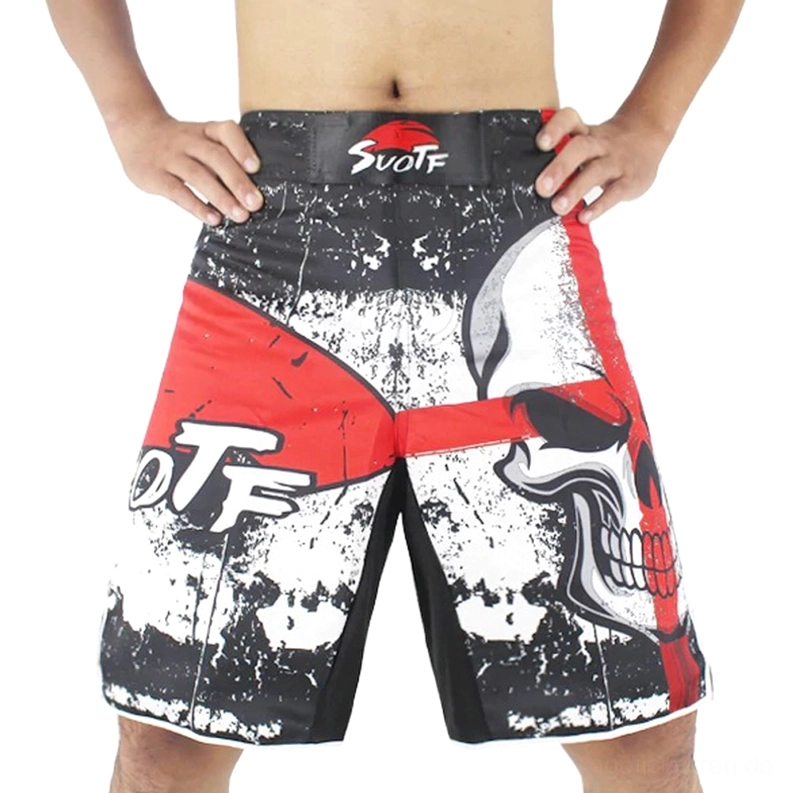 Frontale Vollansicht der abgenutzten schwarzen Trainingsshorts mit kühnem rotem und weißem Totenkopf-Kreuz-Motiv, Marken-Taillenband-Detail und entspannter Passform für MMA