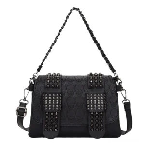 Totenkopf Embossed Gothic Umhängetasche Frontansicht mit doppelt vernieteten Riemen, reines Schwarz PU-Leder auf weißem Hintergrund, detailliertes Schädel-Design