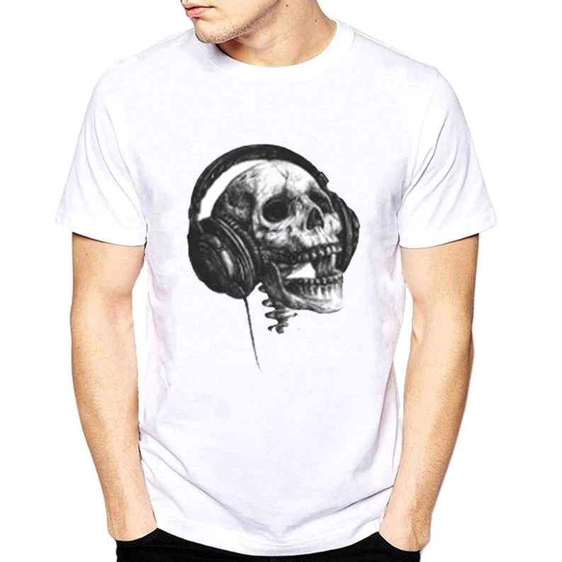 Studio Frontansicht von Skull und Headphones bedrucktem Gothic T-Shirt auf Model, weiße Basis mit schwarzem Grafikdesign, hochauflösender Druck