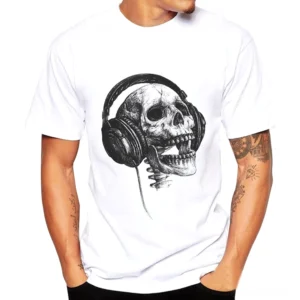 Männliches Modell trägt Skull und Headphones Gothic Grafik T-Shirt in Weiß, casual outdoor Setting mit natürlichem Licht, kurze Ärmel, Unisex Schnitt