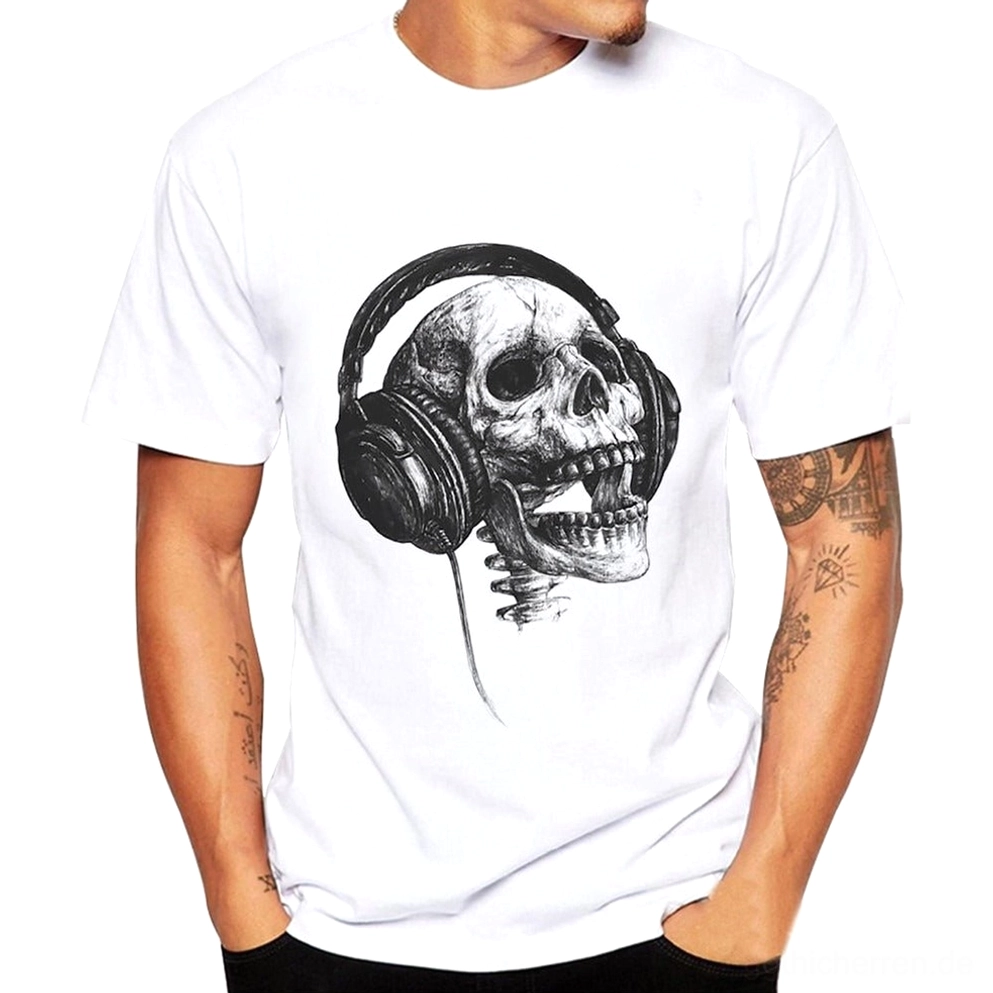 Männliches Modell trägt Skull und Headphones Gothic Grafik T-Shirt in Weiß, casual outdoor Setting mit natürlichem Licht, kurze Ärmel, Unisex Schnitt