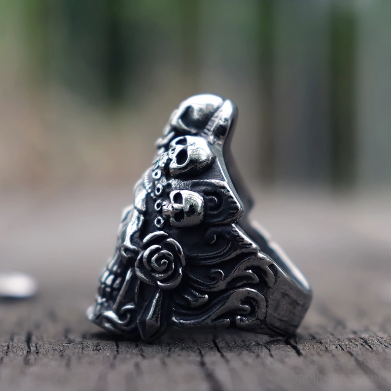 Skull Biker Ring innere Rückseite mit floralen Scroll-Mustern und dunkler gealteter Metalloberfläche typisch für Gothic-Schmuck
