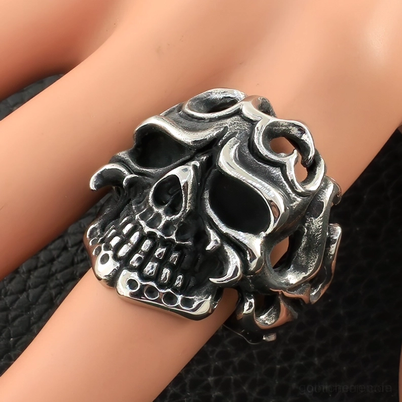 Seitenansicht des Vintage-Silber Edelstahl-Totenkopfring mit Gothic Design am künstlichen Finger getragen gegen schwarzem Leder, zeigt Passform und Tragebarkeit