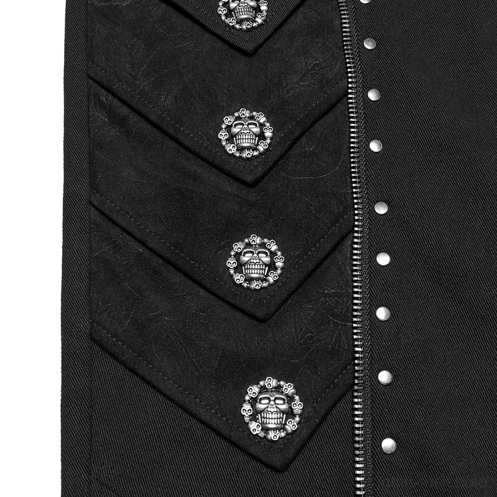 Totenkopf-Nieten geprägte Motive und silberne Metall-Stifte auf matter schwarzer Gothic-Textil-Nahaufnahme Details