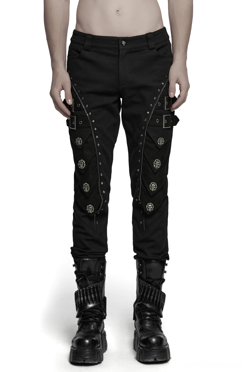 Skull Rivet Gothic schwarze Lederhose Vorderansicht Slim-Fit vollständiger Körper männliches Modell Studio-Fotografie mit Plateau-Boots