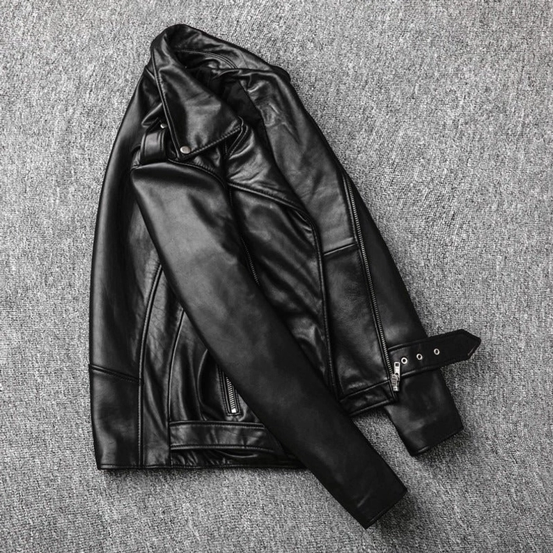 Slim Fit schwarze Lederbikerjacke Seitenansicht umgeklappt Revers Taillenriemen Metallschnalle Detailansicht