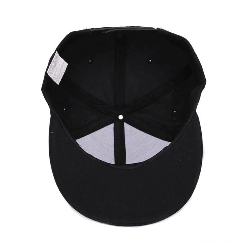 Innenseite schwarze Baumwoll Snapback Cap mit Größen-Tag und Stoff-Futter Details, zeigt die Ventilations-Ösen und hochwertige innere Verarbeitung der Gothic Kappe