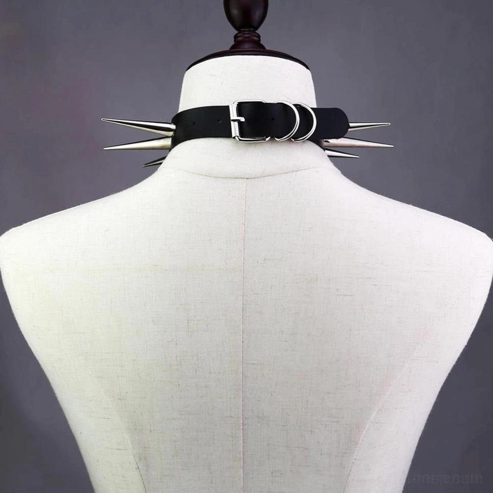 Spike Gothic Choker Halsband Größenreferenzbild, zeigt verstellbare Länge und Passform am Modellhals, Sizing Guide Visualisierung