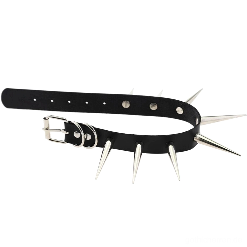 Nahaufnahme Detail von silbernen Metallspike-Nieten auf Spike Gothic Choker Halsband, zeigt Silberfinish und Spike-Platzierungsmuster, Verarbeitungsqualität