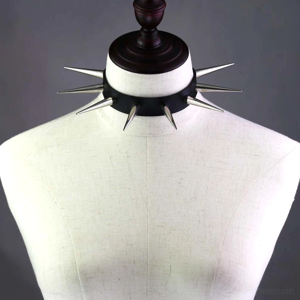 Spike Punk Choker Halsband Rückansicht, zeigt Kunstleder-Streifen-Konstruktion und Schnallensystem von hinten, Verschluss-Perspektive