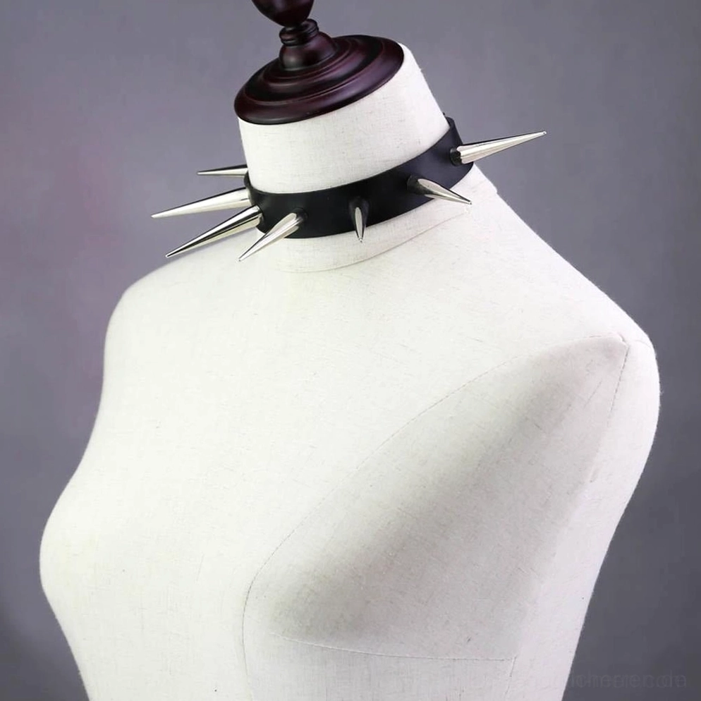 Spike Gothic Choker Halsband Seitenprofilansicht, zeigt Spike-Höhe und Kunstleder-Streifen-Dicke, anatomische Konstruktion von der Seite