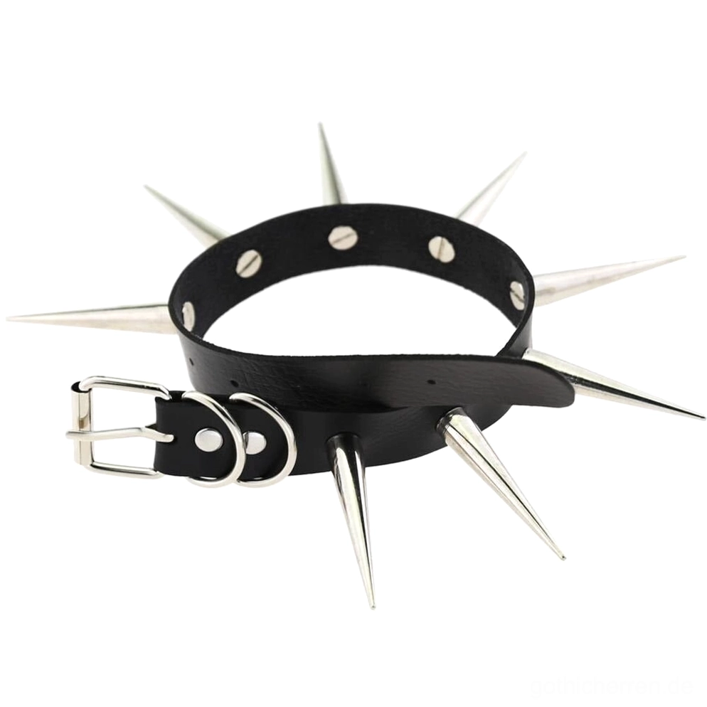 Spike Gothic Choker Halsband Styling-Detailaufnahme, zeigt wie Spikes das Licht einfangen und Metallfinish auf Kunstleder-Basis, Lichtspiel Effekt