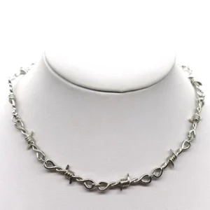 Silberne Stacheldraht Gothic Choker Halskette auf weißer Mannequin-Büste, Nahaufnahme Vorderansicht mit detaillierten Dornenketten-Gliedern und industrieller Designästhetik, Gothic Kettenhalskette in Silberfinish