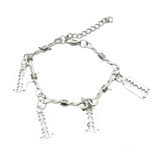 Stacheldraht-Rasierklingen Gothic Armband Flatlays Draufsicht mit verstellbarer Verlängerungskette, silberfarbenes Metall, unisex alternatives Accessoire, gedrehte Kettenglieder