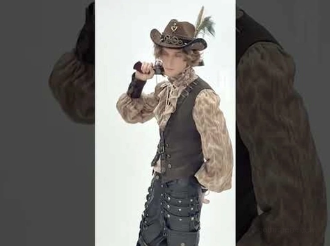 Steampunk Gothic Cowboyhut mit Federsaum und viktorianischem Styling, Dreiviertelseitenansicht auf vollständigem Western-Kostüm Model