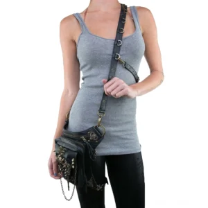 Weibliches Model trägt schwarze Steampunk Drop Leg Bauchtasche als Schultergurt, verstellbares Trageband mit Reißverschlusstasche Detail, vordere Ganzkörperansicht