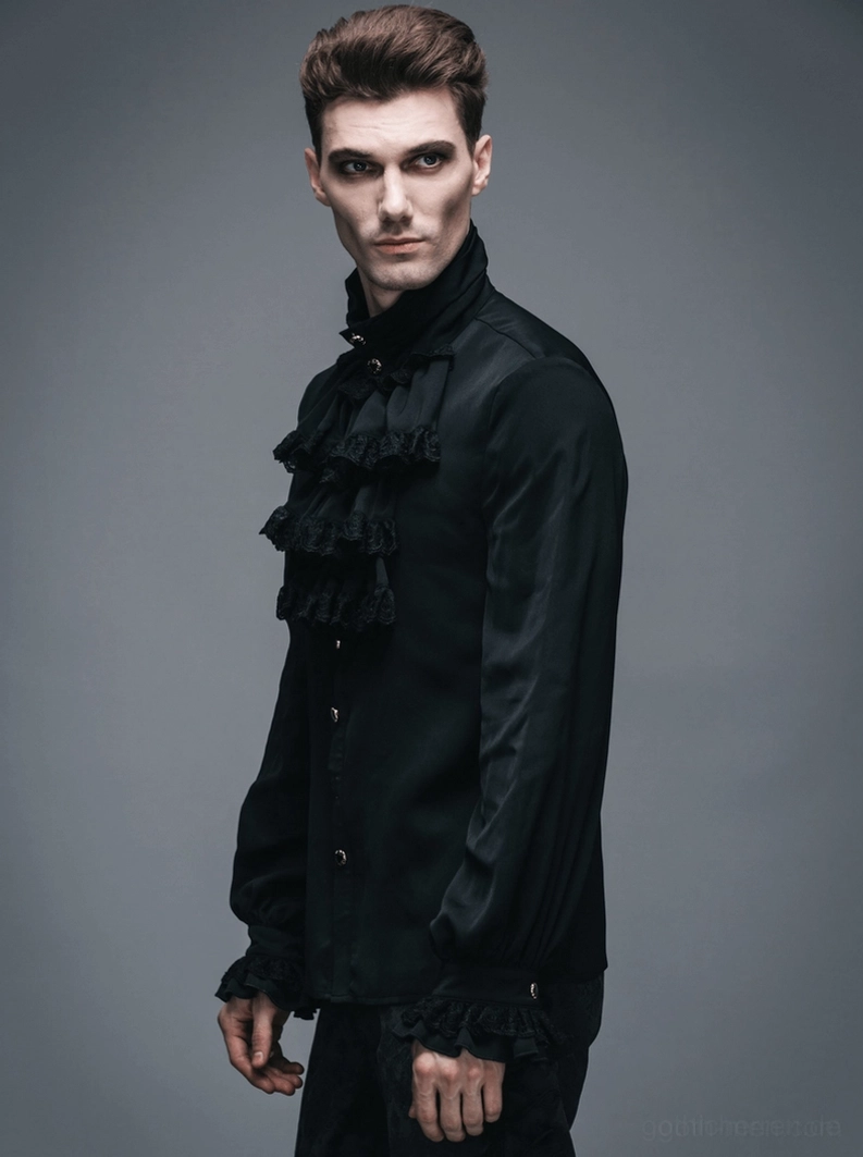 Seitenprofil eines Mannes mit schwarzem Steampunk-Formalhemds mit viktorianischen Rüschen, gestylt mit dunkel gemusterte Hose, zeigt Silhouette