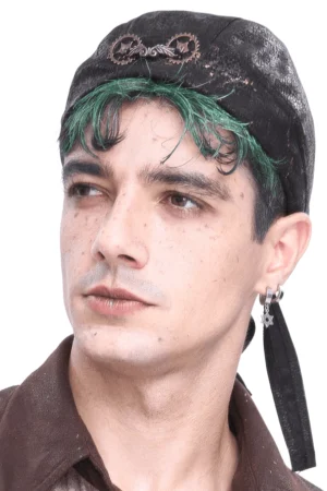 Steampunk marmorierte Bandana Kappe mit bronze Dual-Zahnrädern an männlichem Model mit grünen Haaren getragen, Frontansicht im Studio auf weißem Hintergrund