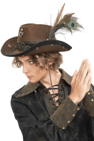 Brauner Steampunk-Gothic Cowboyhut mit Pfauenfedern und Zahnradband, Dreiviertelseitenansicht auf Model im viktorianischen Hemd