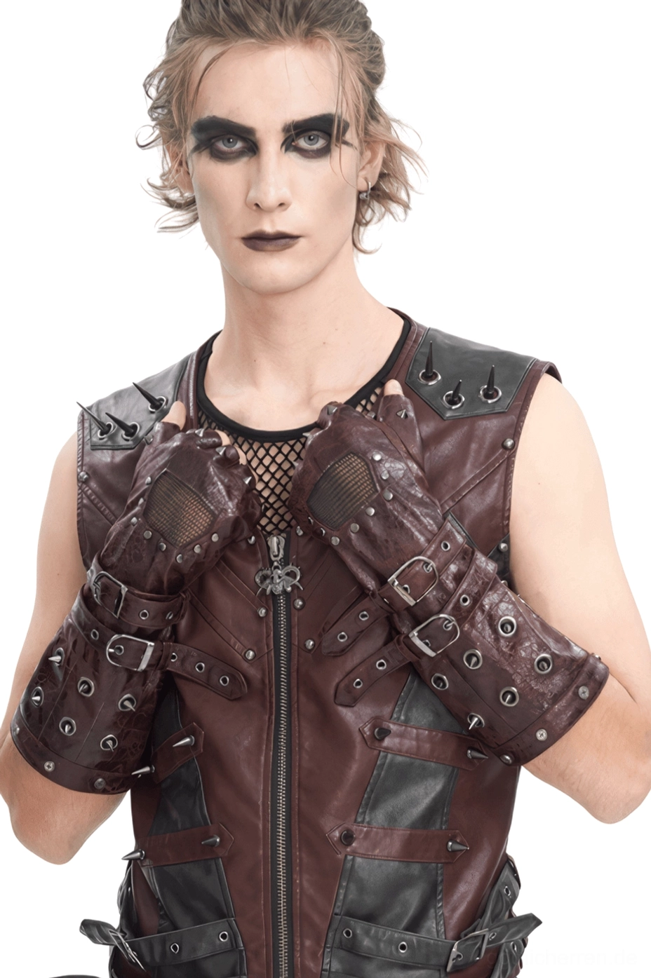 Steampunk-gothic fingerlose handschuhe mit metallnieten und schnallen frontansicht auf männlichem modell, schwarze mesh-handflächen-panel und burgundy kunstleder-konstruktion
