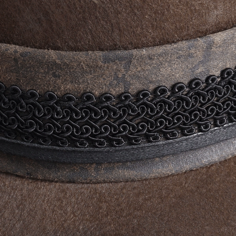 Brauner Acryl-Steampunk Gothic Cowboyhut Nahaufnahme der Feder und Messingzahnrad Verzierung
