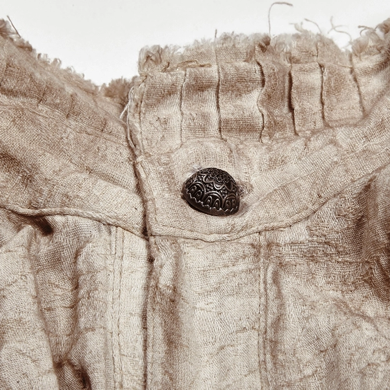 Steampunk Gothic Hemd Kragen Makro-Nahaufnahme - ausgefranste Stoffkante, Vintage-Textur und geprägte Knöpfe auf zweilagigem Yoke