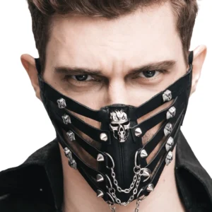 Schwarze Steampunk-Gothic-Synthetikledermaske mit silbernen Spitzennieten und Schädelverzierungen, Nahaufnahme Frontalansicht auf männlichem Modell mit industriellem Charakter