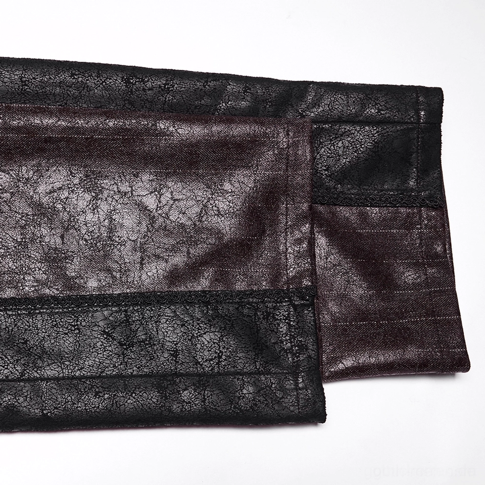 Detailansicht der Steampunk-Hose mit nadelgestreifter Kunstleder-Textur und antiker Metallhardware-Verarbeitung auf braunem Stoff