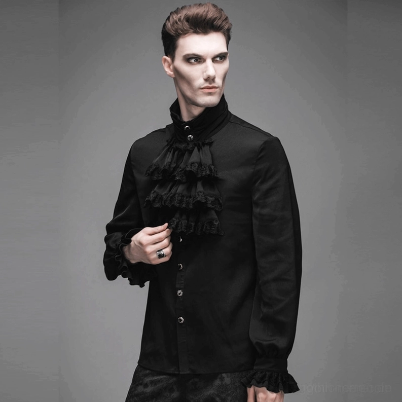 Drei-Viertel-Vorderansicht des Steampunk-Jabot-Rüschenhemds an männlichem Model, betont die ornamentale Halsdekoration und den Gewebefluss in Schwarz