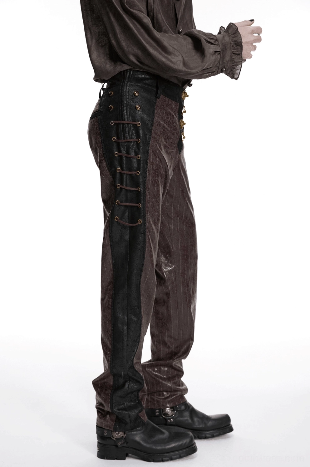 Vordere Ganzköperaufnahme des Modells in brauner Steampunk-Kunstlederhose mit Metallschnallen und schwarzem Trim