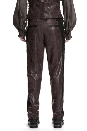 Rückansicht der braunen Steampunk-Kunstlederhose mit hoher Taille und seitlichen Schnürdetails mit Messingoesen auf männlichem Model