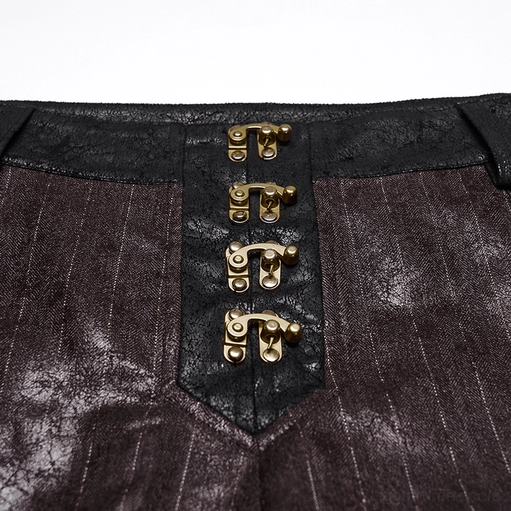 Nahaufnahme der antikgoldfarbenen Metallschnallen-Details auf der braunen nadelgestreiften Steampunk-Kunstlederhose