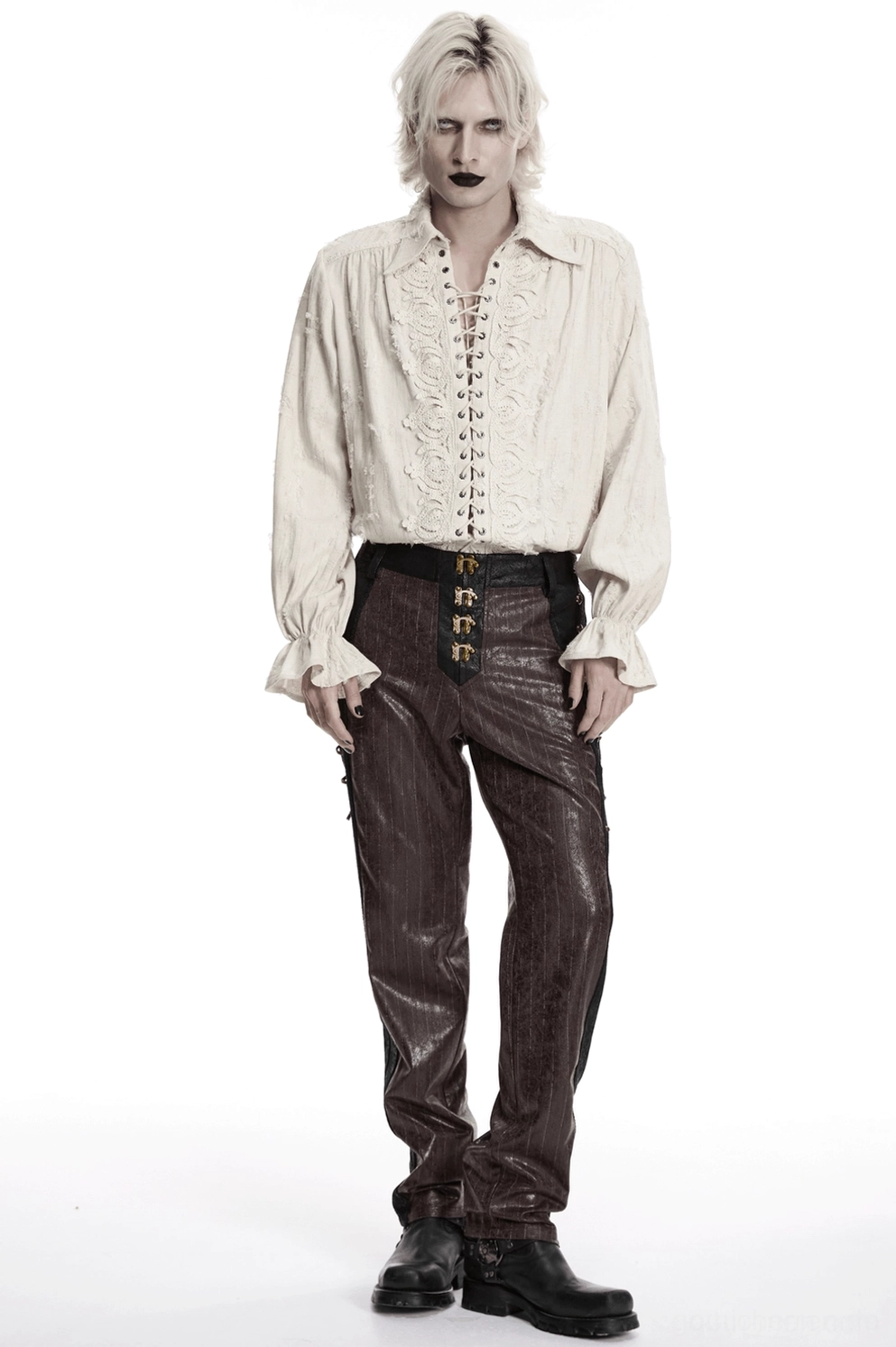 Dreiviertelseitenansicht der braunen Steampunk-Hose mit seitlichen Schnürdetails und tailliertem Hüftschnitt auf Modell
