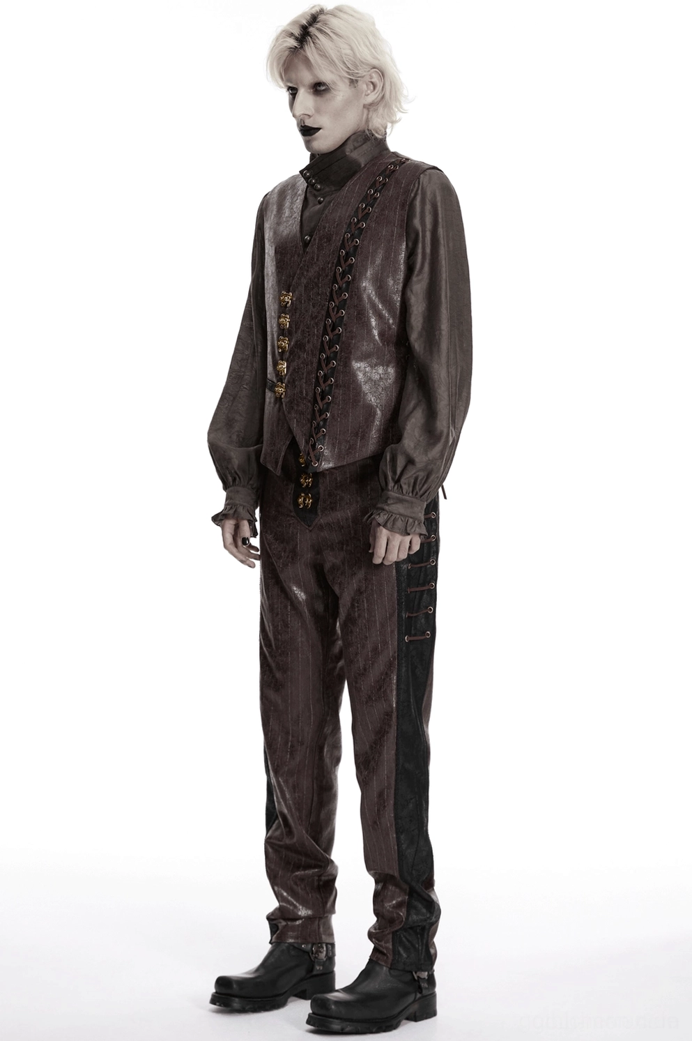 Rückseiten-Detailansicht der braunen Steampunk-Kunstlederhose mit aufgerissener Kunstledertextur und rückwärtigem Reißverschluss-Detail