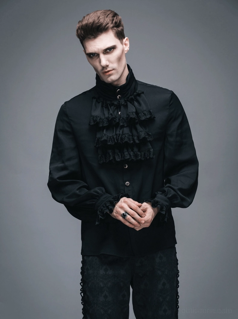 Steampunk-Rüschenhalshemd an Model mit schwarzem Polyesterstoff und ornamentalen Manschettenknöpfen für Alternative Fashion Herren
