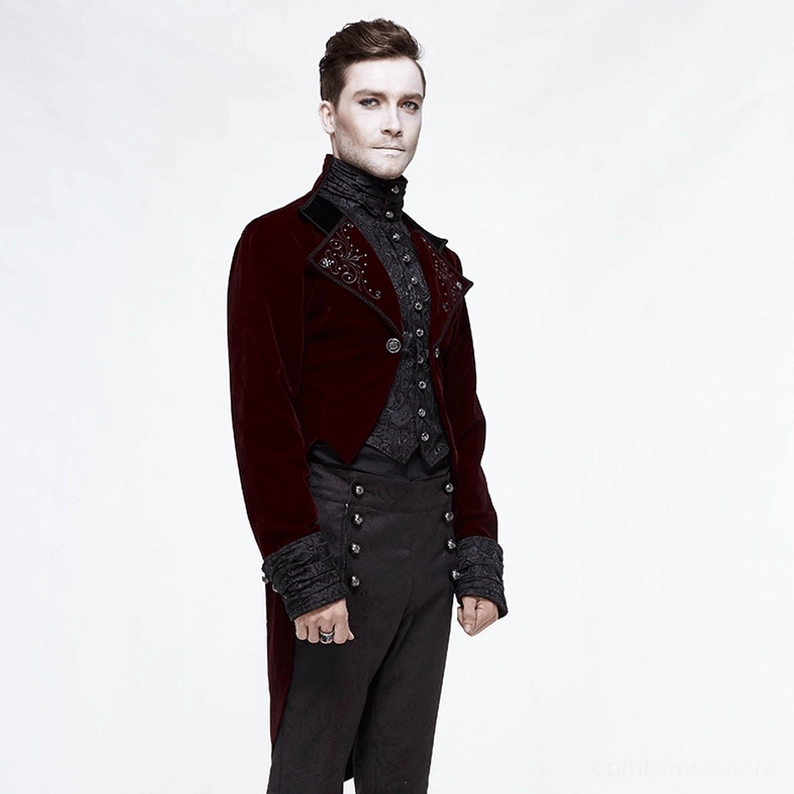 Vollständige Vorderansicht des Herren-Steampunk-Samtredingoten mit symmetrischem Schnitt und formaler gotischer Proportion, zeigt komplette Silhouette und Weinrot-Samtglanz