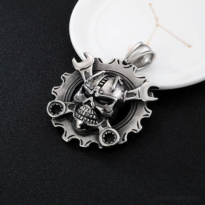 Angewinkelte Ansicht des Steampunk Totenkopf Zahnrad Kettenhängers auf schwarzem Hintergrund mit Industrial Punk Design Schraubenschlüssel-Rahmen