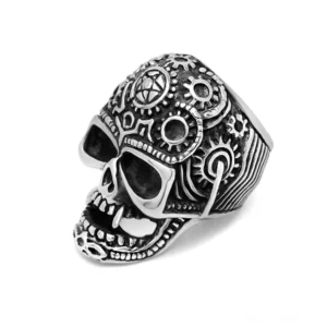 Steampunk Zahnschädel Ring Edelstahl Dreiviertelsicht links mit eingraviertem Zahnrad und spitzen Fangzähnen Gothic Statement Schmuck