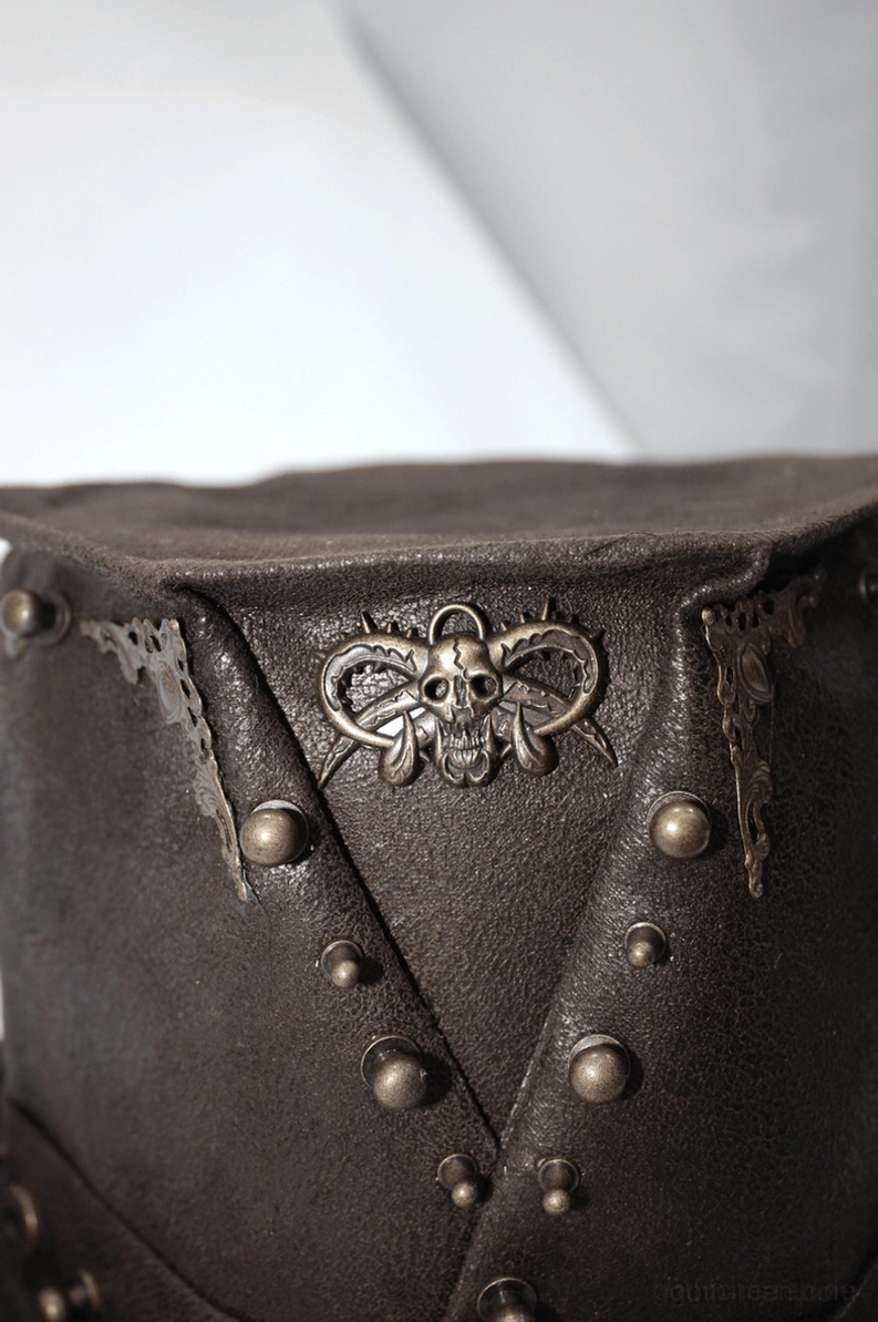 Steampunk-Zylinder angewinkelter Blick zeigt hexagonale Kronenkonstruktion, Metallnieten, Vintage-Messing-Hardware und gotische Ästhetik-Elemente