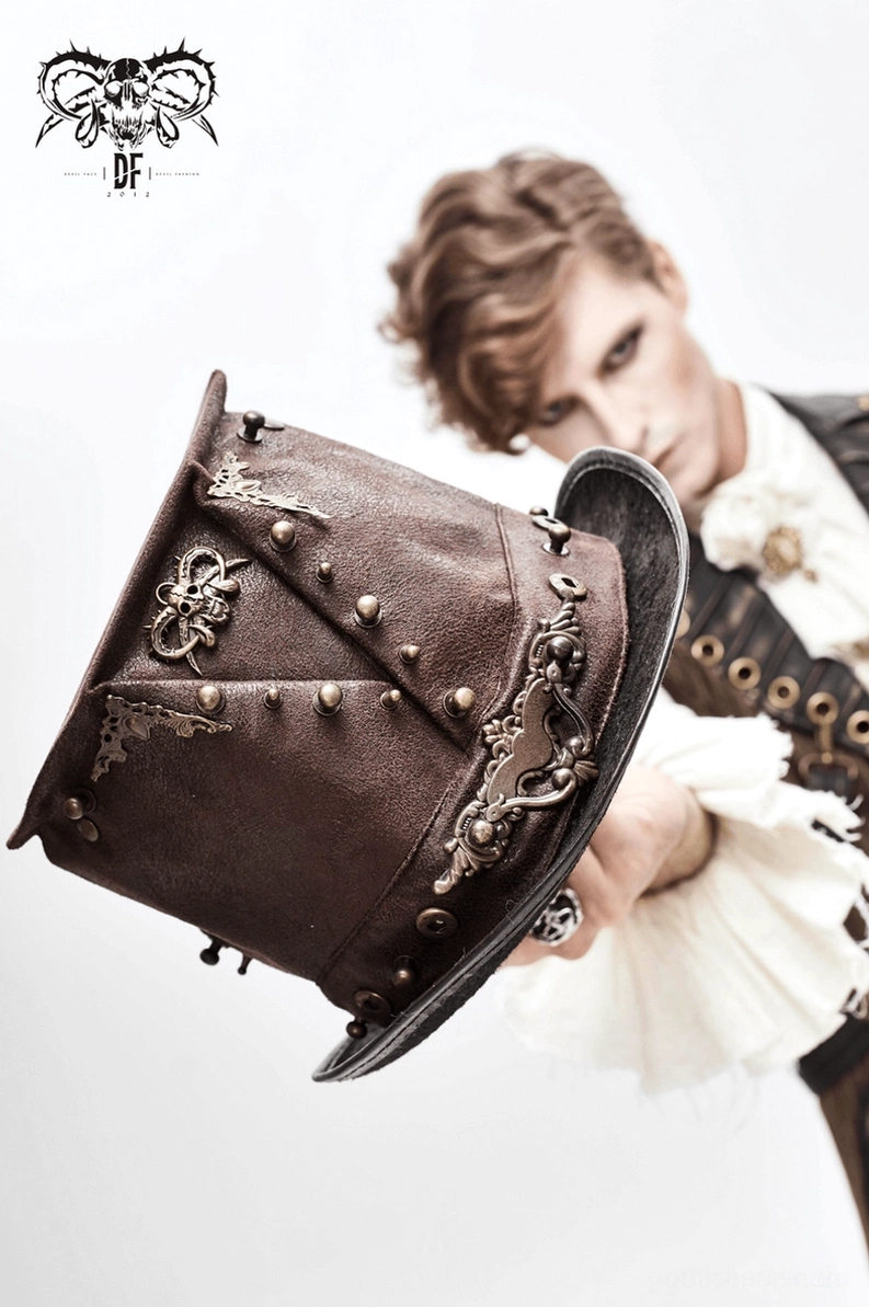 Steampunk-Zylinder getragen dreiviertel Ansicht zeigt Metallnieten, Totenschädel-Emblem-Detail und wie Hut die alternative Fashion-Ästhetik vervollständigt