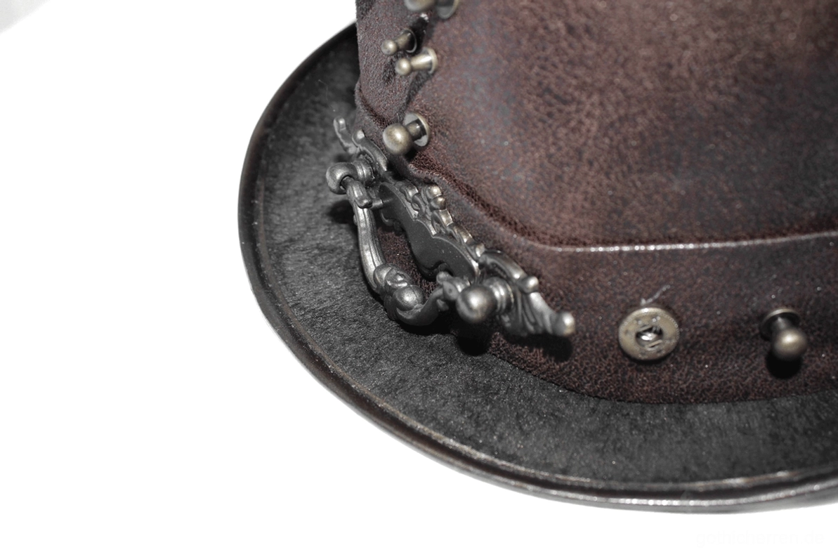Steampunk-Zylinder Großaufnahme zeigt PU-Leder-Textur, Metall-Verzierungsvielfalt und Qualität des gealterten Patina-Finishs mit industriellem Charakter