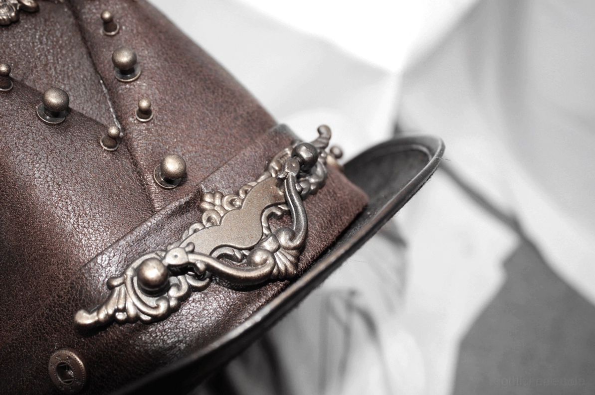 Steampunk-Zylinder Innenansicht zeigt dunkles Innengewebe-Futter, strukturelle Verstärkungen und Metall-Hardware-Installation aus innerer Perspektive