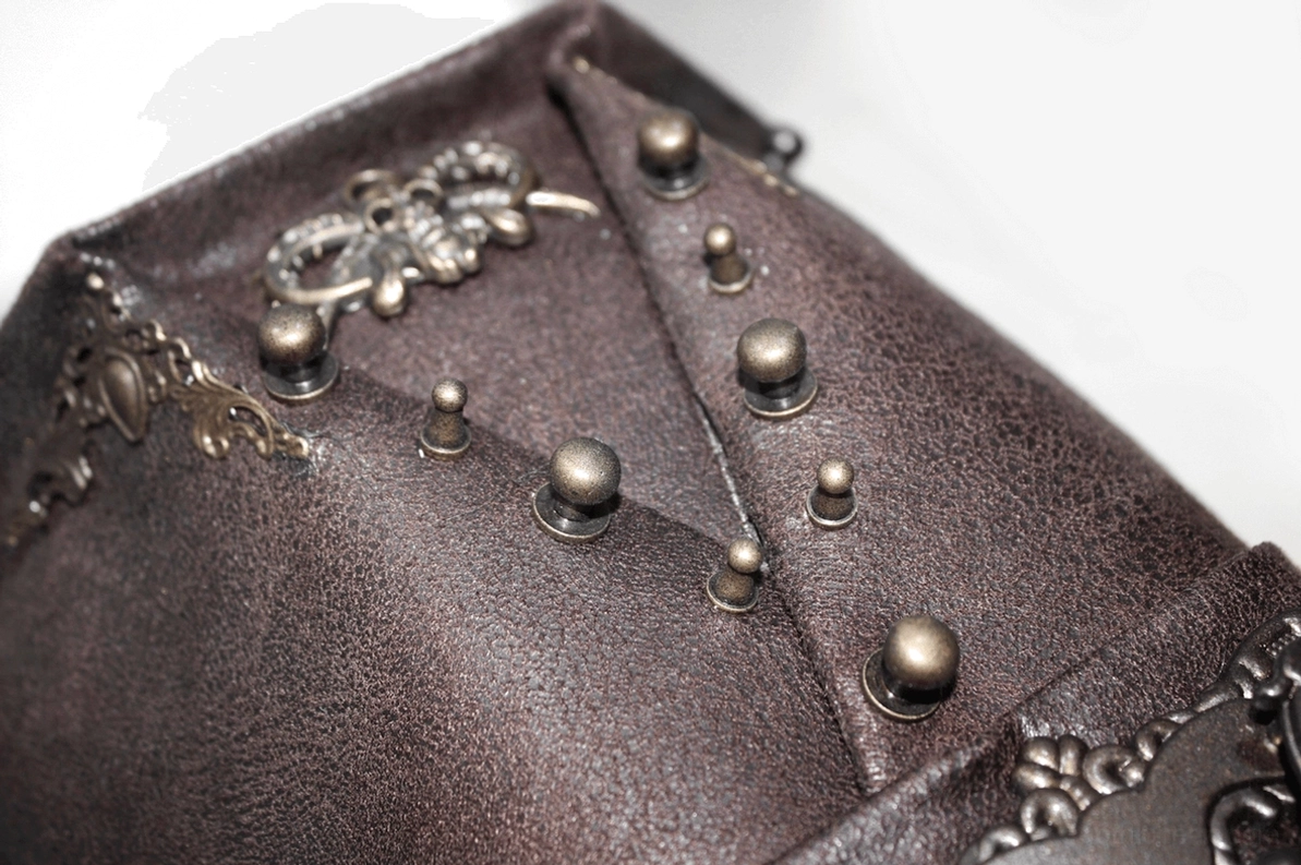 Steampunk-Zylinder Krempen-Detailaufnahme zeigt Kurvenverlauf, Metall-Nieten-Muster, braunem PU-Leder-Qualität und industrielle Handwerks-Ästhetik