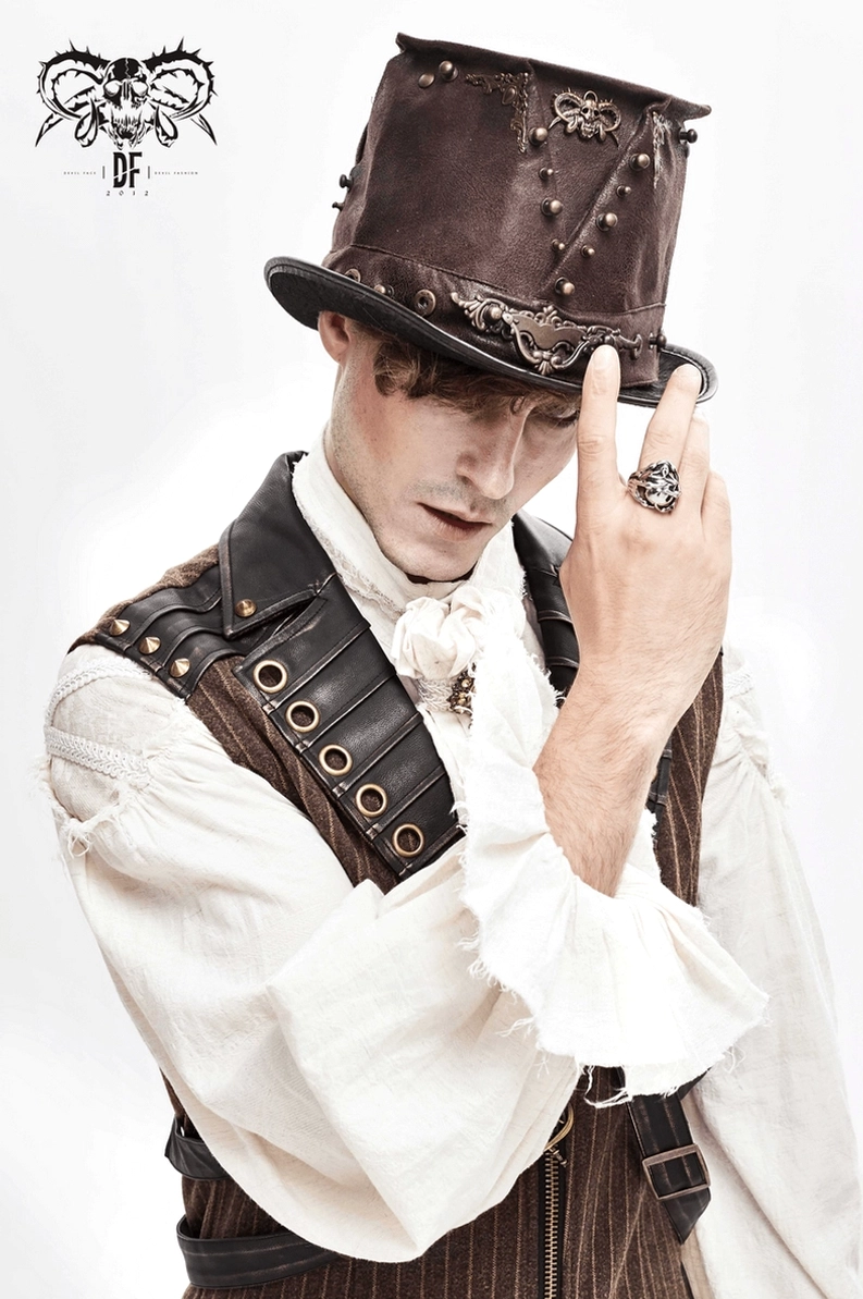 Steampunk-Zylinder getragen von männlichem Modell Seitenansicht zeigt Proportionen, Passform und wie die architektonische Kronensillhouette das Gesicht rahmt