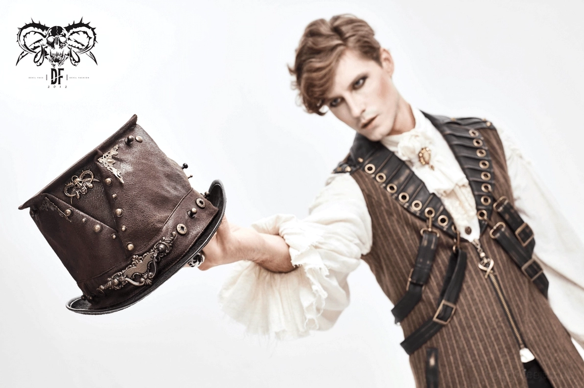 Steampunk-Zylinder Profil getragen von Modell hebt Kronenhöhe, Krempen-Struktur, Metallornamente und die komplette Sillhouetten-Erscheinung hervor