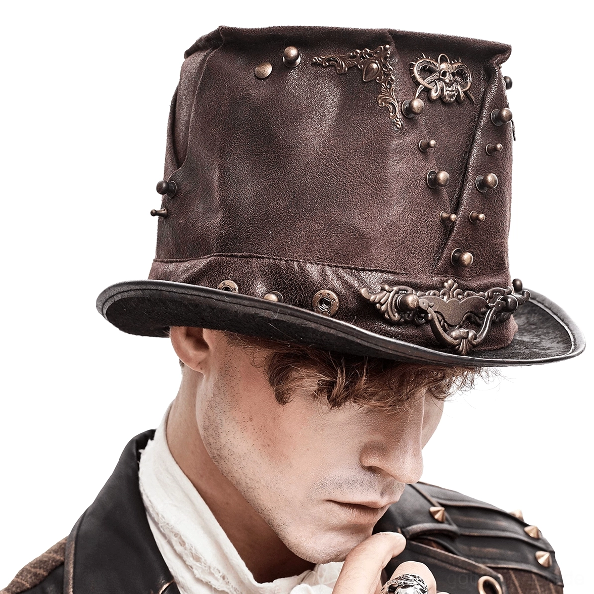 Seitenansicht des Steampunk-Zylinders mit geschnitzter Metallhardware, braunem PU-Leder und Bronze-Nieten auf strukturierter Krone, Modell-Trageansicht